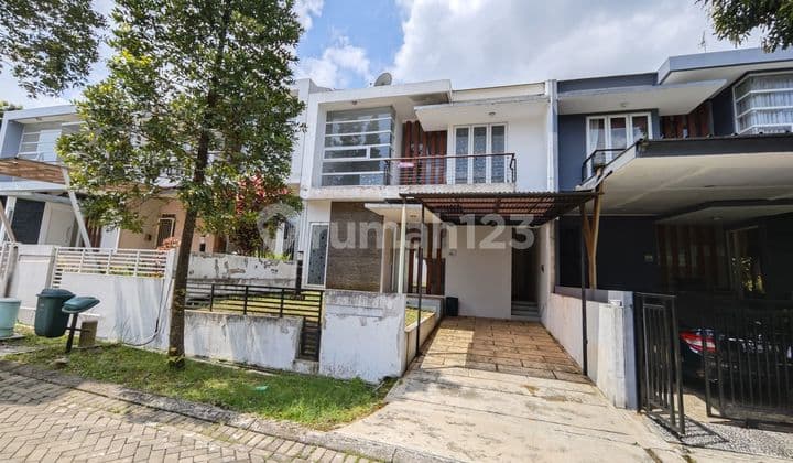 Lokasi di jln utama komplek , udara sejuk , pemandangan gunung, Rumah di Jual