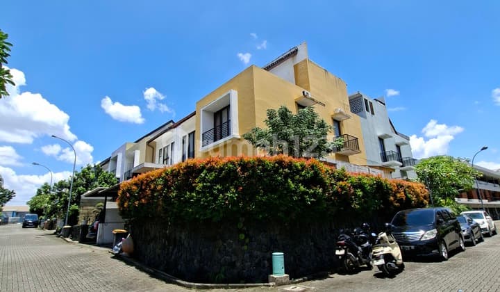 Comfortable Townhouse Area Home with Swimming Pool, Highly Strategic in South Jakarta, Just a Step Away from Pondok Indah.