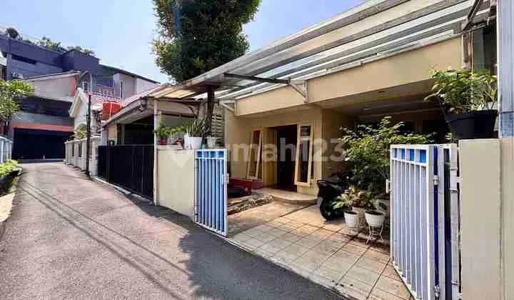 Rumah Siap Huni Dekat Taman di Tebet Barat, Akses Mudah