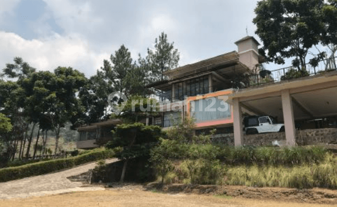 Villa di Dago Giri Hitung Tanah Dengan View Pegunungan Dan Kota Bandung