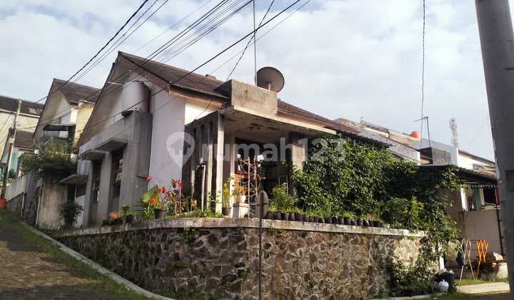 Rumah dengan Tanah Luas Hoek Harga di Bawah Pasaran