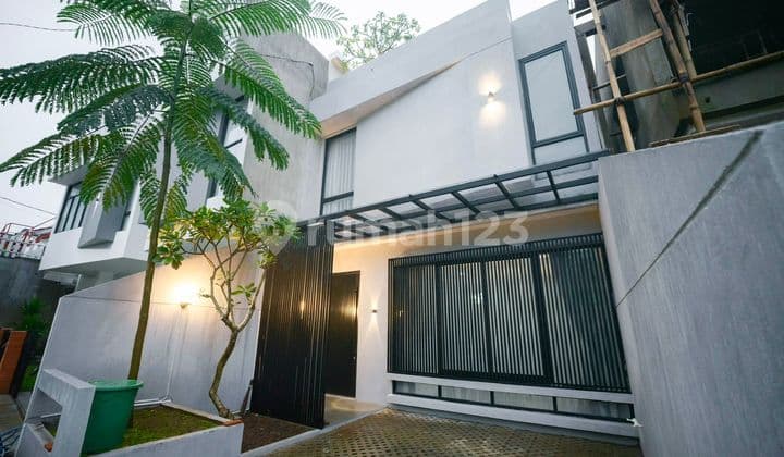 Rumah 2 Lantai Rasa Villa di Lembang Bandung.