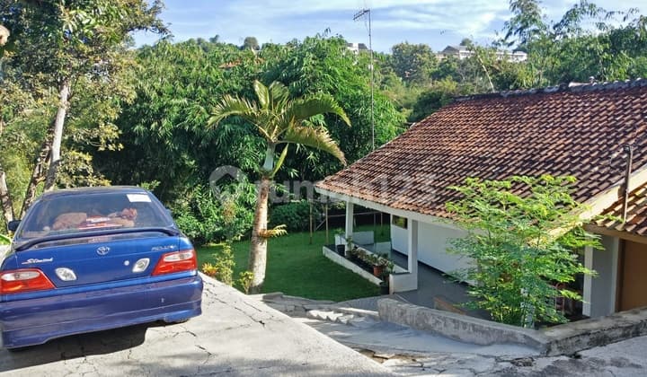 Rumah halaman luas ala di desa, Awiligar Bandung.