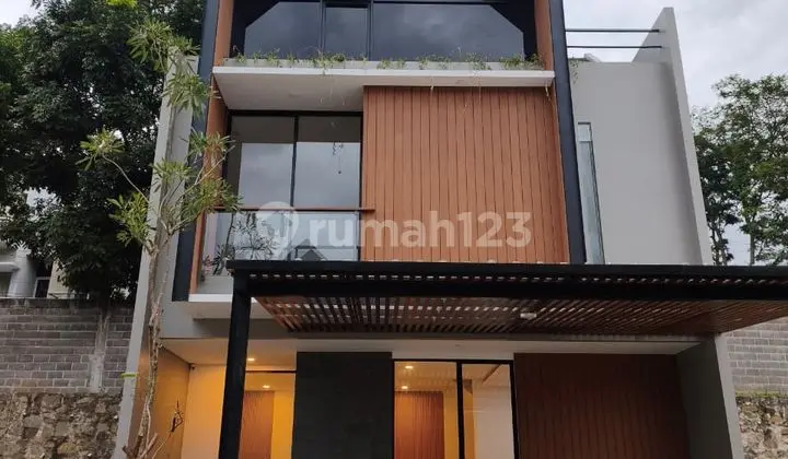 Rumah 3 Lantai, Setra Duta Bandung, Udara Sejuk.