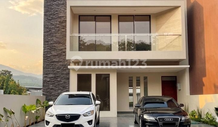 Murah, Rumah 3 Lantai Rasa Villa, di Dago Bandung
