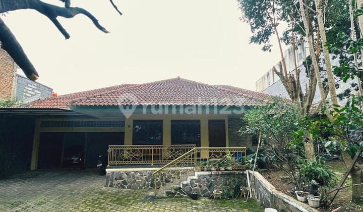 Rumah Besar dengan Halaman Luas di Asukahaji, Sukajadi Bandung.