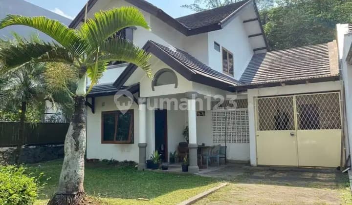 Rumah semi furnish di Setra Duta Bandung, halaman luas.