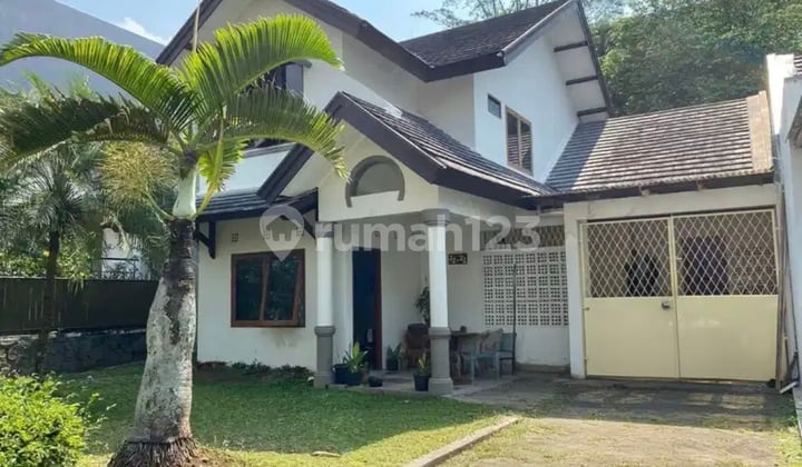 Rumah semi furnish di Setra Duta Bandung, halaman luas.