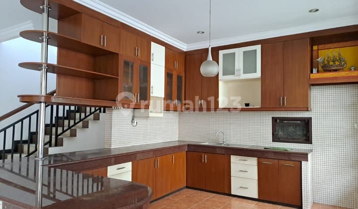 Siap Huni Rumah Mewah Lantai 2 Dekat Living World Dd