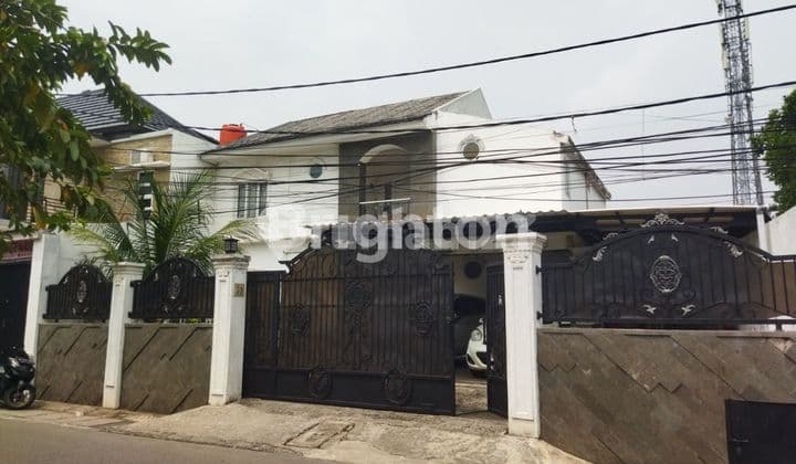 Murah Meriah Rumah Mewah 2 Lantai dengan Kolam Renang di Karang Tengah.