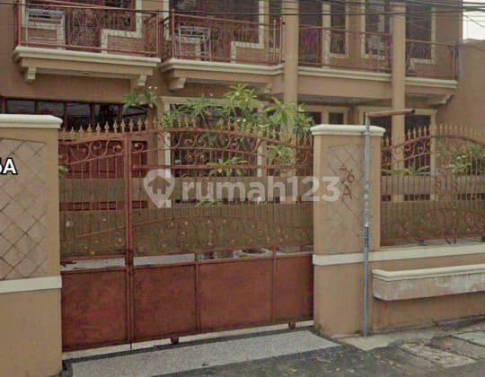 Dijual Rumah Strategis di Jakarta Pusat - 14 Kamar Tidur. Depan Jalan Raya
