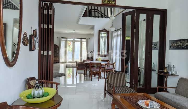 Rumah dengan Kolam Renang Geger Kalong Gegerkalong, Bandung Utara