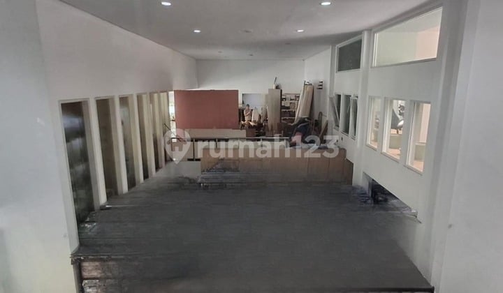 For Sale Ruang Usaha Strategis, Posisi Hoek 3 Lantai di Jalan Sutami Bandung