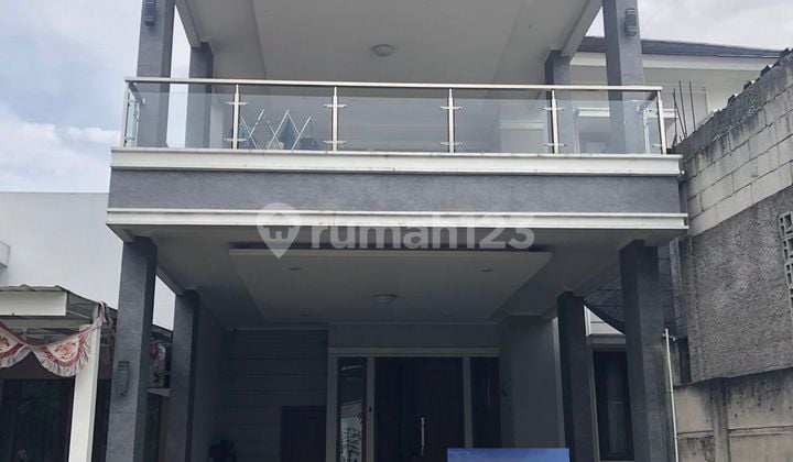 Dijual Rumah Mewah 2 Lantai Siap Huni di Grand Cibubur Boutique Residence, Kuldesak, Semi Furnished, Ada Kolam Koi