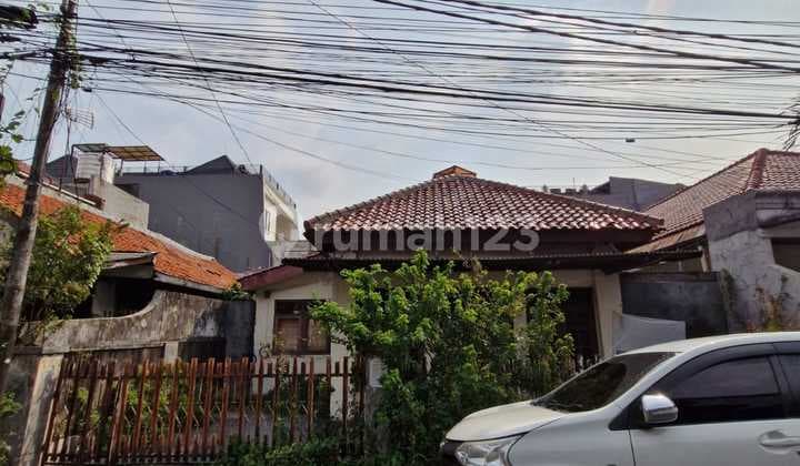Dijual Rumah Hitung Tanah di Dekat Jalan Proklamasi Menteng Jakarta Pusat