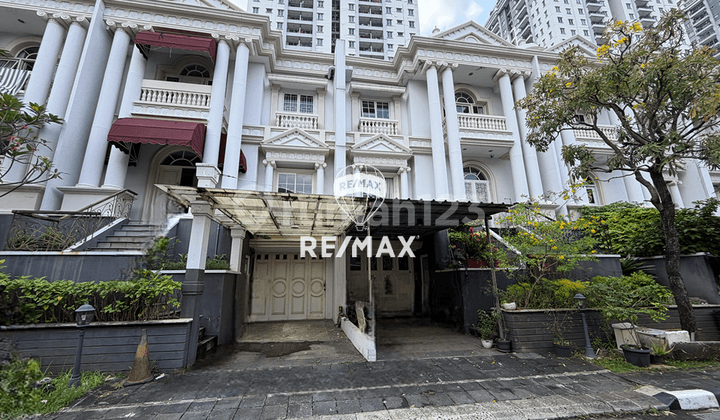 SELLING AT A LOSS!! The Villas House Located Above Moi Mall Kelapa Gading, North Jakarta