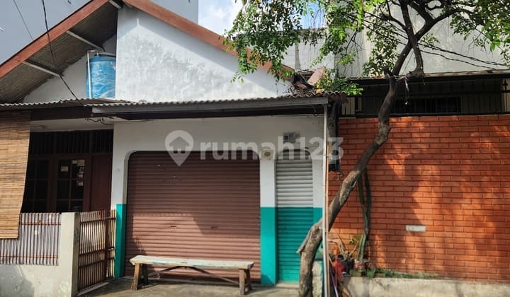 Rumah Lama Cocok untuk Dibangun Kost Lokasi Strategis
