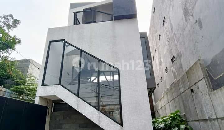 Rumah Industrial Estetik Bangunan Mandiri di Ciputat