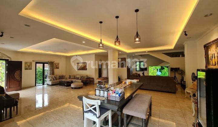 RUMAH CANTIK MODERN CLASSIC DI BSD 3 LANTAI RAPIH SIAP HUNI