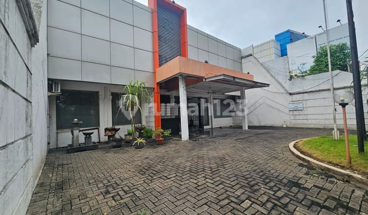 Hadap Jalan Raya Disewakan Rumah Raya Kertajaya Indah Surabaya 1050m2 1.5 Lantai Cocok Utk Klinik, Bank, Kantor Dll