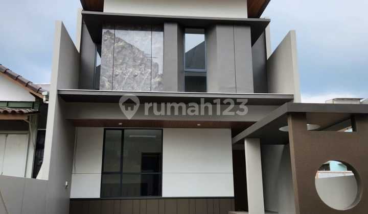 Dijual Rumah Asik Cozy 2 Lantai di Setraduta Dgrande Corner