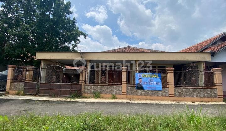 Dijual Rumah Bagus dengan Garasi Luas di Plumbon