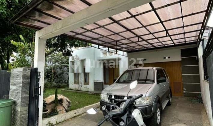 Rumah Asri dengan Halaman Luas di Buah Batu Regency Buah Batu Bandung