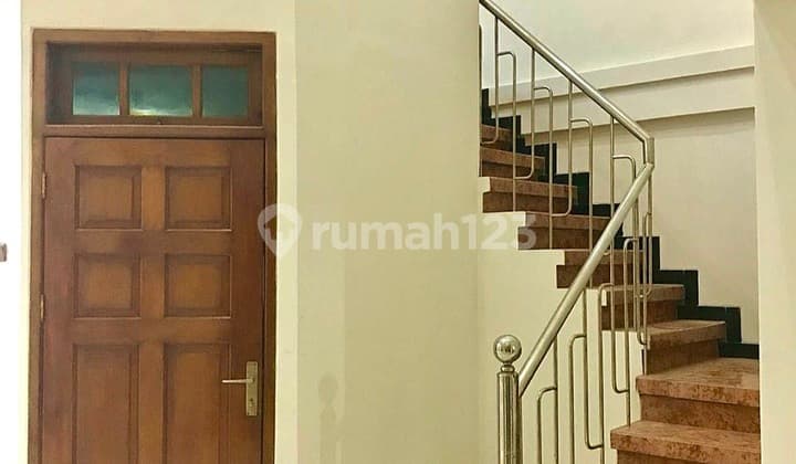 Dijual Rumah 2 Lantai Terawat 5 Menit Dari Pakuwon Mall