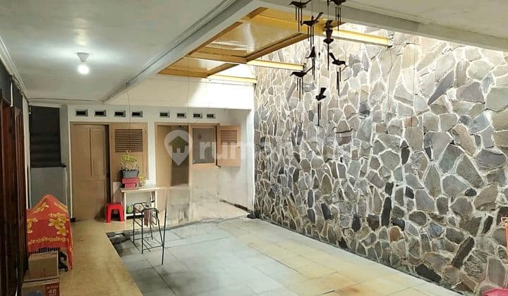 Rumah Lama 1,5 Lantai Terawat Bersih Tengah Kota