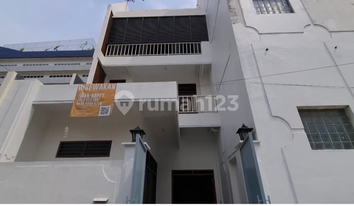 4-Storey Shop House in City Center, Close to Schools, Hotels, and Business Districts