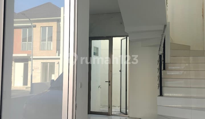 Rumah 2 Lantai, 3+1 Kamar, Dekat Club House