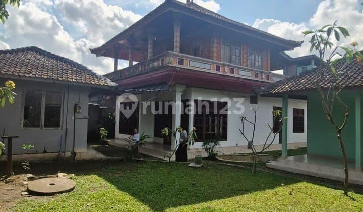 RUMAH 5 KAMAR DENGAN HALAMAN LUAS DEKAT PANTAI BERAWA, CANGGU
