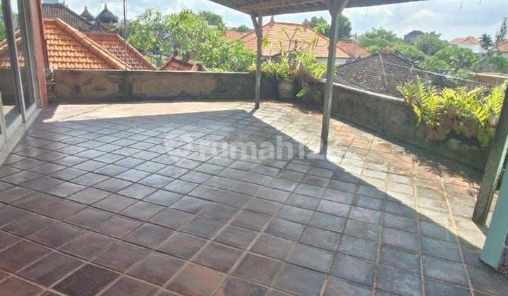 Rumah 5 Kamar dengan Halaman Luas Dekat Pantai Berawa, Canggu