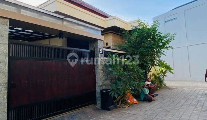 English translation:
"Fully Furnished House in a Strategic Location, Penamparan, Denpasar"