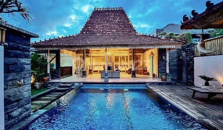 Villa Model Joglo dengan Kolam Renang Strategis di Tibubeneng