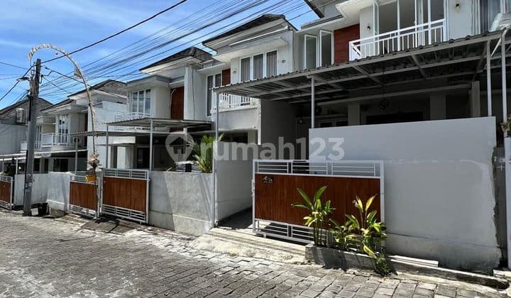 Rumah Mansion 2 Lantai Lokasi Strategis di Munggu