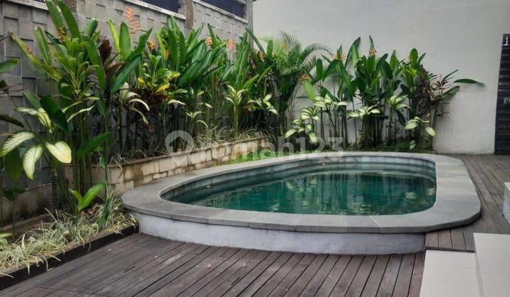 Rumah Mewah Furnished dengan Kolam Renang di Umalas, Badung