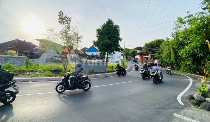 Jalan Raya Kerobokan, Tanah Sewa Strategis untuk Usaha, Badung €" Bali