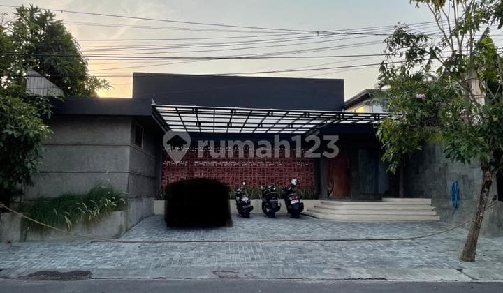 Villa Mewah Lokasi Sangat Strategis di Pusat Dewi Sri, Kuta