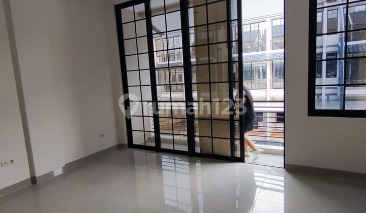 Ruko Sedayu City Baru,ramai. Hadap Selatan, 3 Lantai