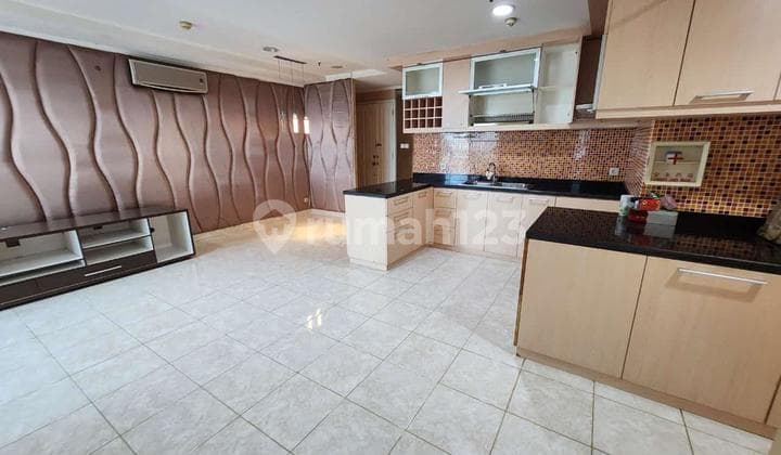 Apartemen Siap Huni , Hadap Selatan , Kamar 2 di Lyon French Walk Moi