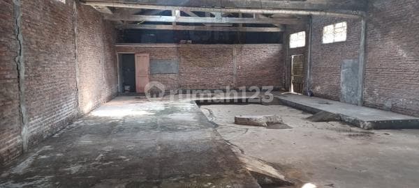 Bangunan Usaha di Daerah Genuk