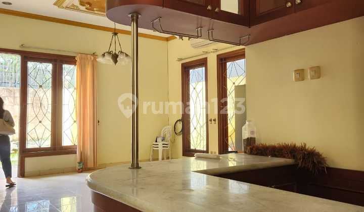 Di Rumah Mewah Telaga Biru Alam Sutera Semi Furnished Luas 420