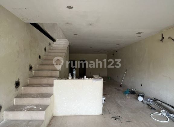 Strategic 2 Floor Commercial Shop For Rent In Canggu Area