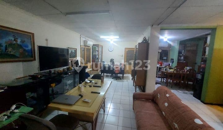 Rumah Tua Hitung Tanah Dobel Hook di Jl. Pelepah Kelapa Gading Asri Aman dalam Komplek