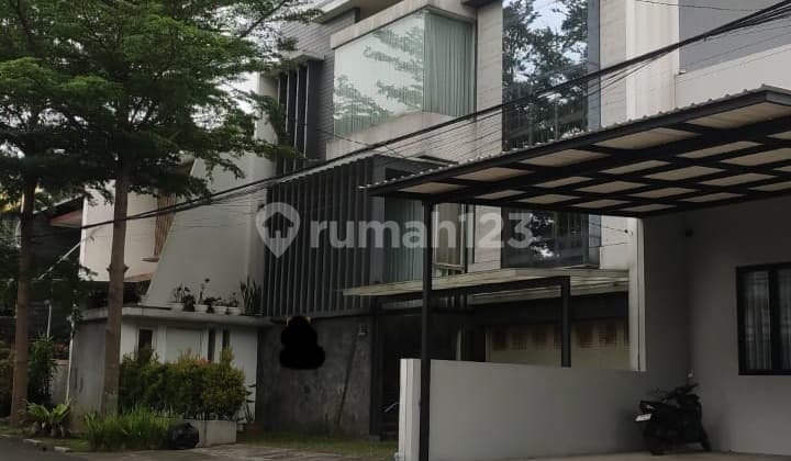 Rumah Bagus Terawat Di Singgasana Pradana Mekar Wangi