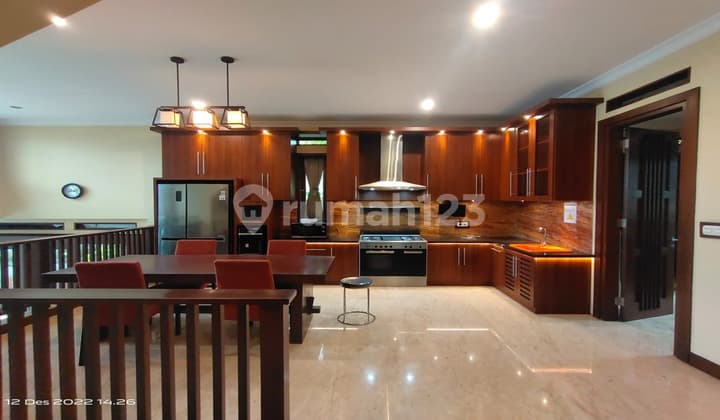 Rumah Full Furnished 4 Lantai Sangat Istimewa