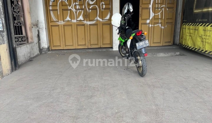 FOR RENT: SHOPHOUSE IN A COMMERCIAL AREA ON TERUSAN BUAH BATU STREET.