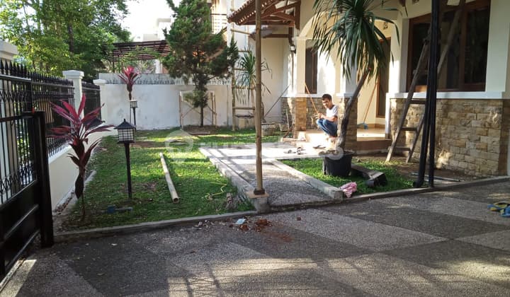 DISEWAKAN RUMAH NYAMAN DAN SIAP HUNI DENGAN TAMAN YANG LUAS DI BATUNUNGGAL