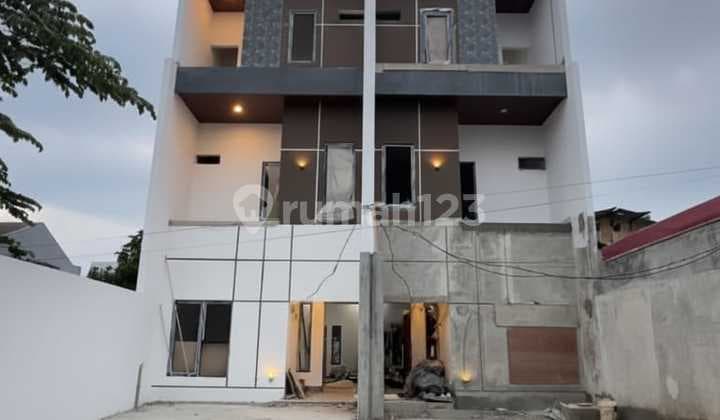 Rumah Brand New Classic Minimalis Cocok Untuk Milenial di Kav DKI Meruya Selatan